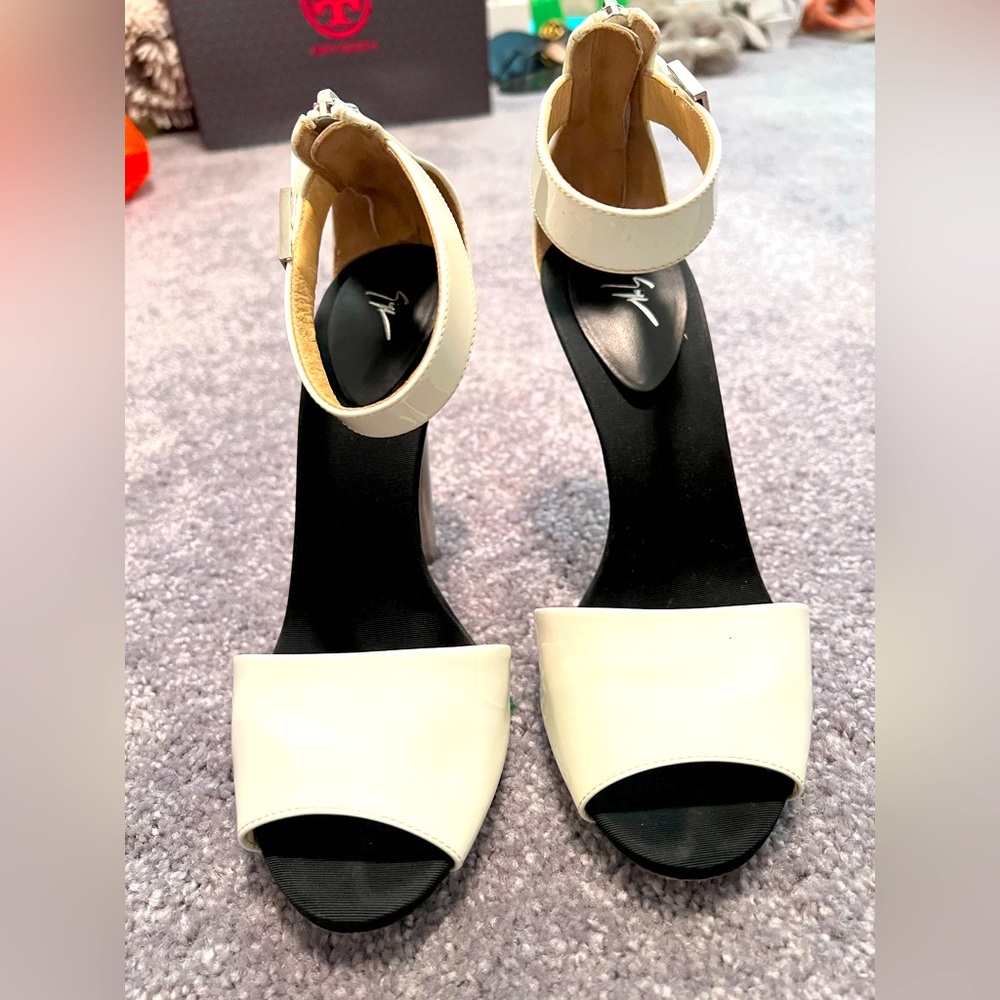 Giuseppe Zanotti white patent leather open toes sandals